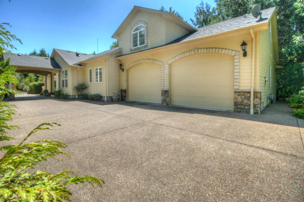Double-door garage - Oregon Builders Custom Built Homes