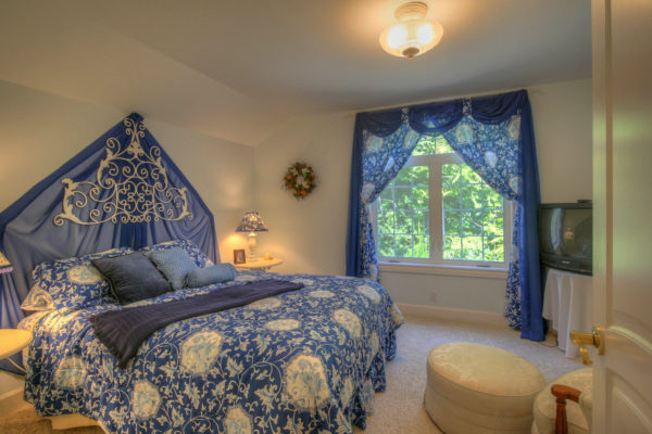 Stunning custom built Oregon homes - grand bedroom